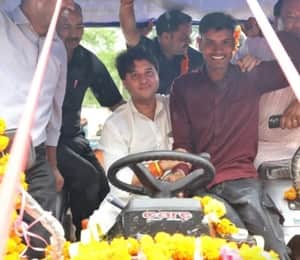 ट्रैक्टर देने के बाद युवक के साथ केंद्रीय मंत्री श्री सिंधिया