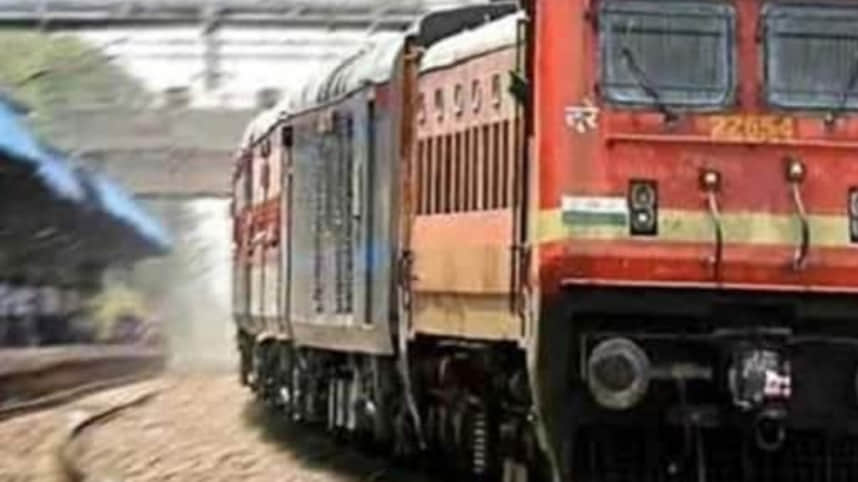 ट्रेन की छत पर बैठकर यात्रा की तो बढ़ सकती है मुश्किलें।