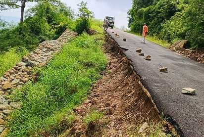 The road wall collapsed in Bohru Panchayat within six months