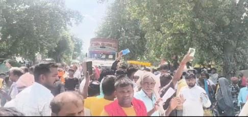 Siddharthnagar News : Patience broke after waiting from morning till afternoon, farmers blocked the highway