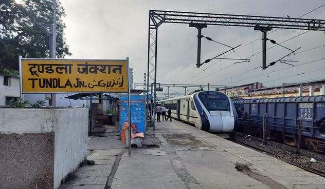 OHE dropper broke at Tundla station, Vandebharat Express stood for one and a half hours