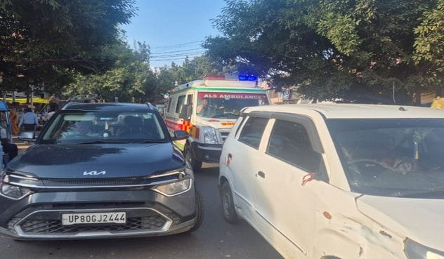 Jam on Eta Road and Service Lane, ambulance stuck