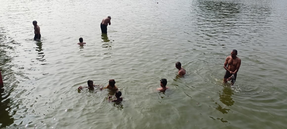 On Hariyali Amavasya, devotees took a holy dip in the Pindara shrine