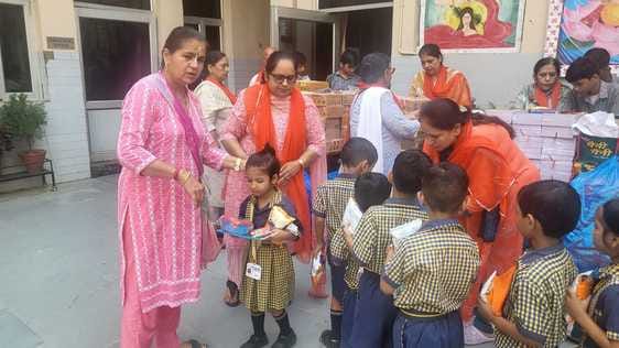 Satyug Darshan Trust gave gifts to 1500 children
