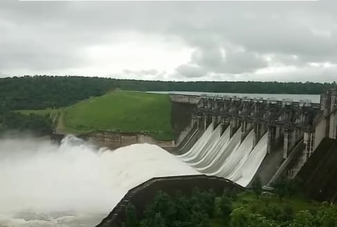 अटल सागर बांध के गेट खोलकर छोड़ा गया पानी।