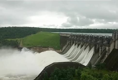 अटल सागर बांध के गेट खोलकर छोड़ा गया पानी।