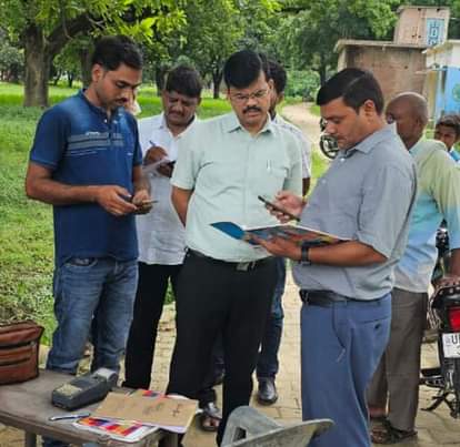 भादर में सहकारी समिति पर लोगों से जानकारी लेते उपकृषि निदेशक सत्येंद्र कुमार और एसडीएम अमेठी आश