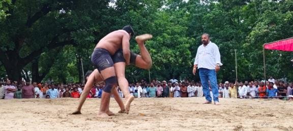 Sanjay of Sant Kabir Nagar showed the sky to Aman of Khajni