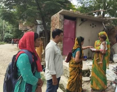 The water level of Gomti decreased, villagers started walking