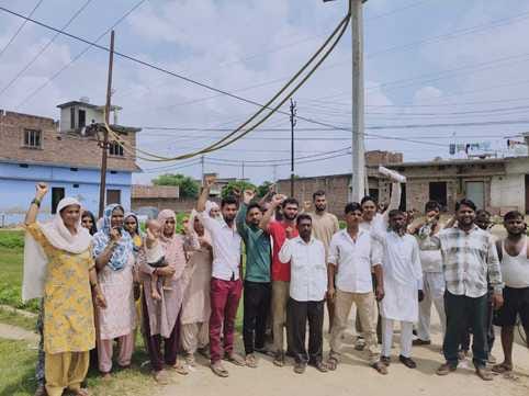 Angry with the electricity department, the people of the new colony wrote on their houses... This house is for sale