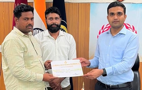 The Deputy Commissioner honoured the young man who saved the doctor's life