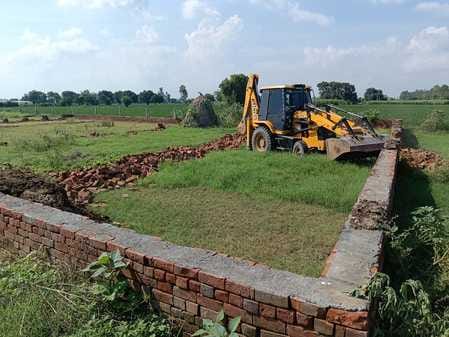 Administration's bulldozer runs on construction in illegal colony