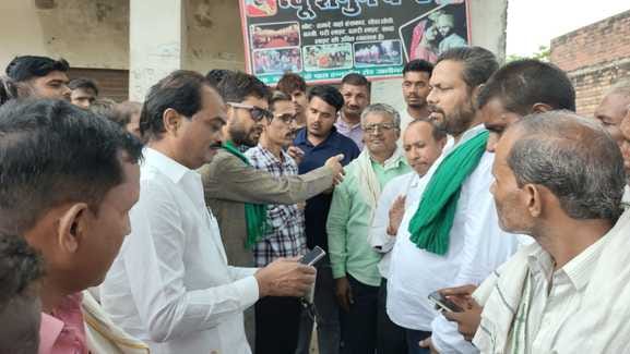 mainpuri news fertilizer distribution