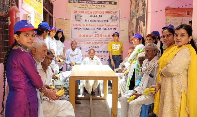 Volunteers distributed fruits in the old age home