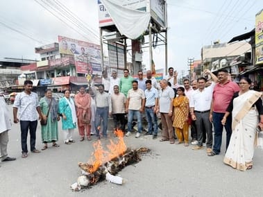 BJP workers burnt the effigy of Congress