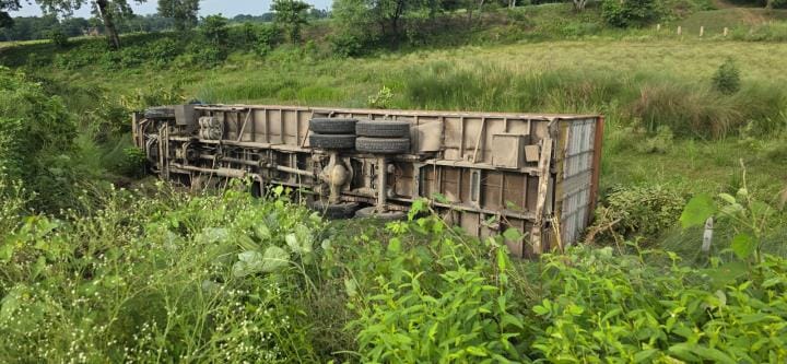 Siddharthnagar News : Truck overturned after losing control