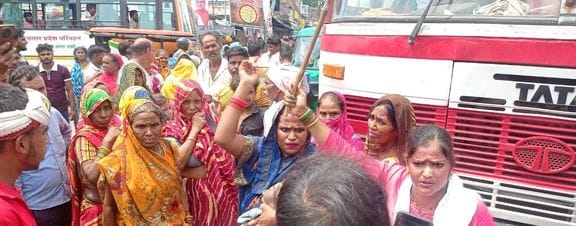 Allegations of rigging in relief kit distribution, highway blocked in protest