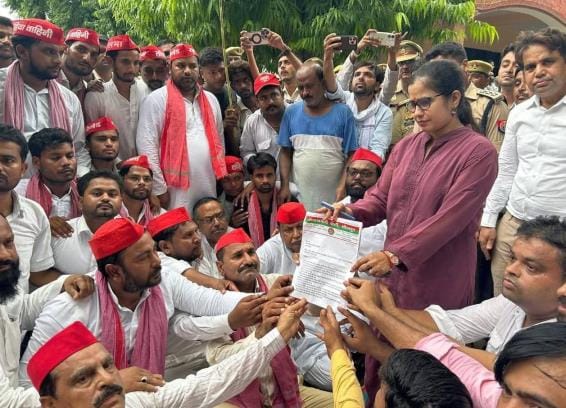SP workers demonstrated against fertilizer crisis
