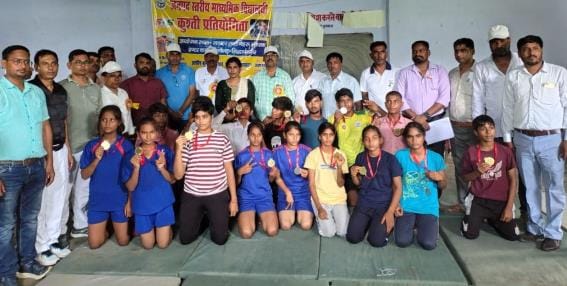 Siddharthnagar News: Girls also showed their strength in wrestling competition