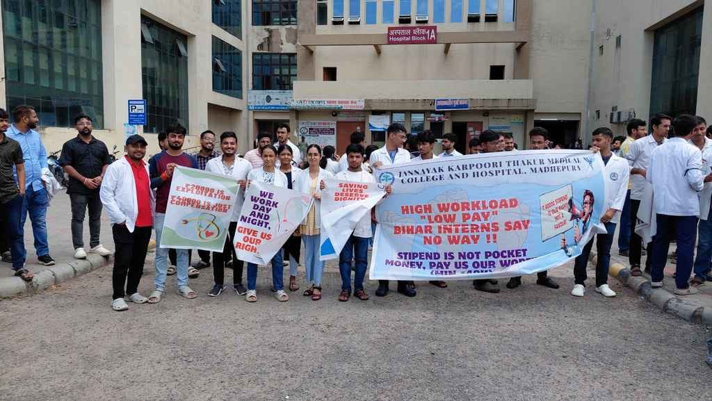 धेपुरा मेडिकल कॉलेज के इंटर्न डॉक्टरों का विरोध