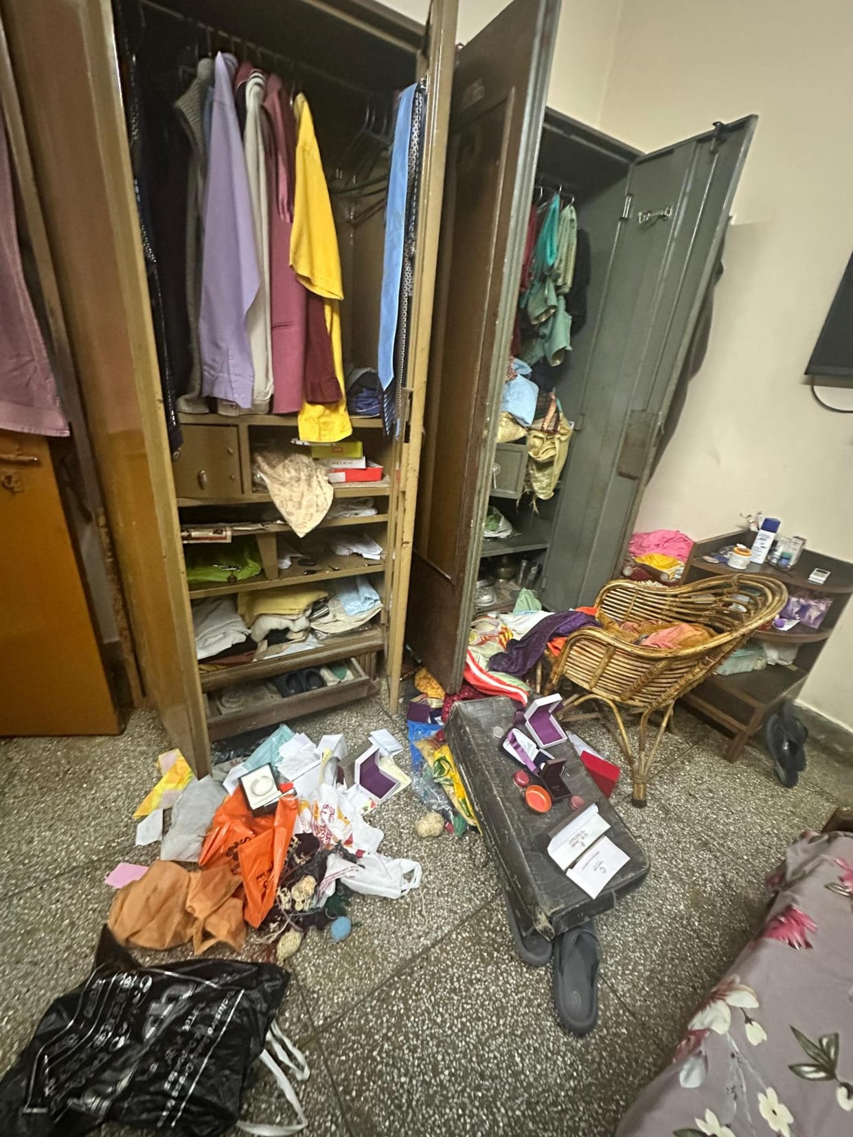Jewellery and dollars worth 30 lakh stolen from a locked house in Vivek Khand, Gomti Nagar