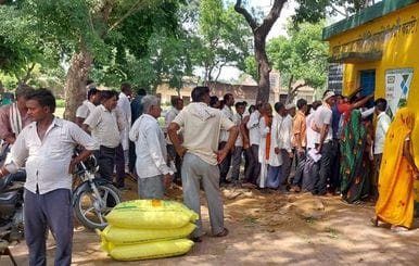 There is a shortage of fertilizers in the committees, if there is any, then the number of farmers did not come till evening