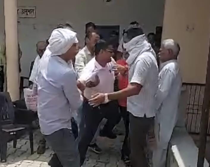 Anti-corruption team caught a Lekhpal taking five thousand rupees bribe