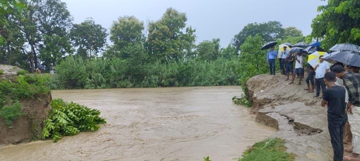 Mahav drain's embankment broken, paddy crop drowned