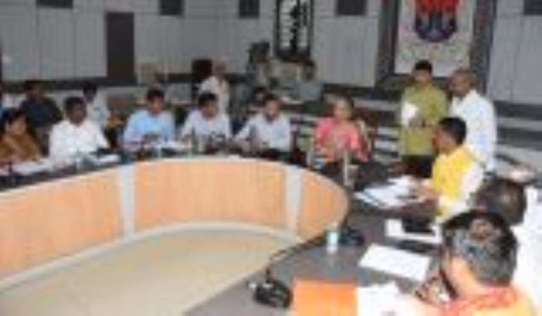 Uproar in the Municipal Corporation Executive meeting, councilors surrounded the officers