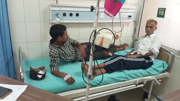 Deteriorating health of the municipal hospital, two patients on one bed, patients are suffering due to the shortage of beds in district hospitals.
