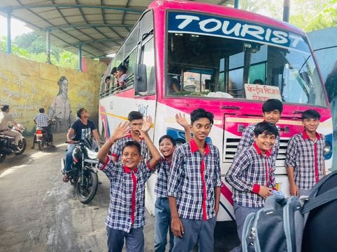 A bus full of children broke down on the overbridge, causing a traffic jam