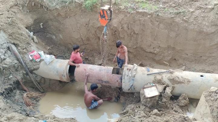 Pipes were not repaired, water filled up to knees in the streets of Kursavan