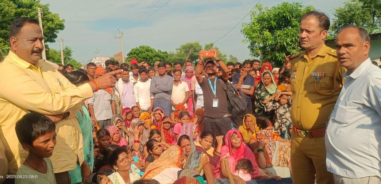 Siddharthnagar News : Uproar over the death of injured youth, road blocked for four hours