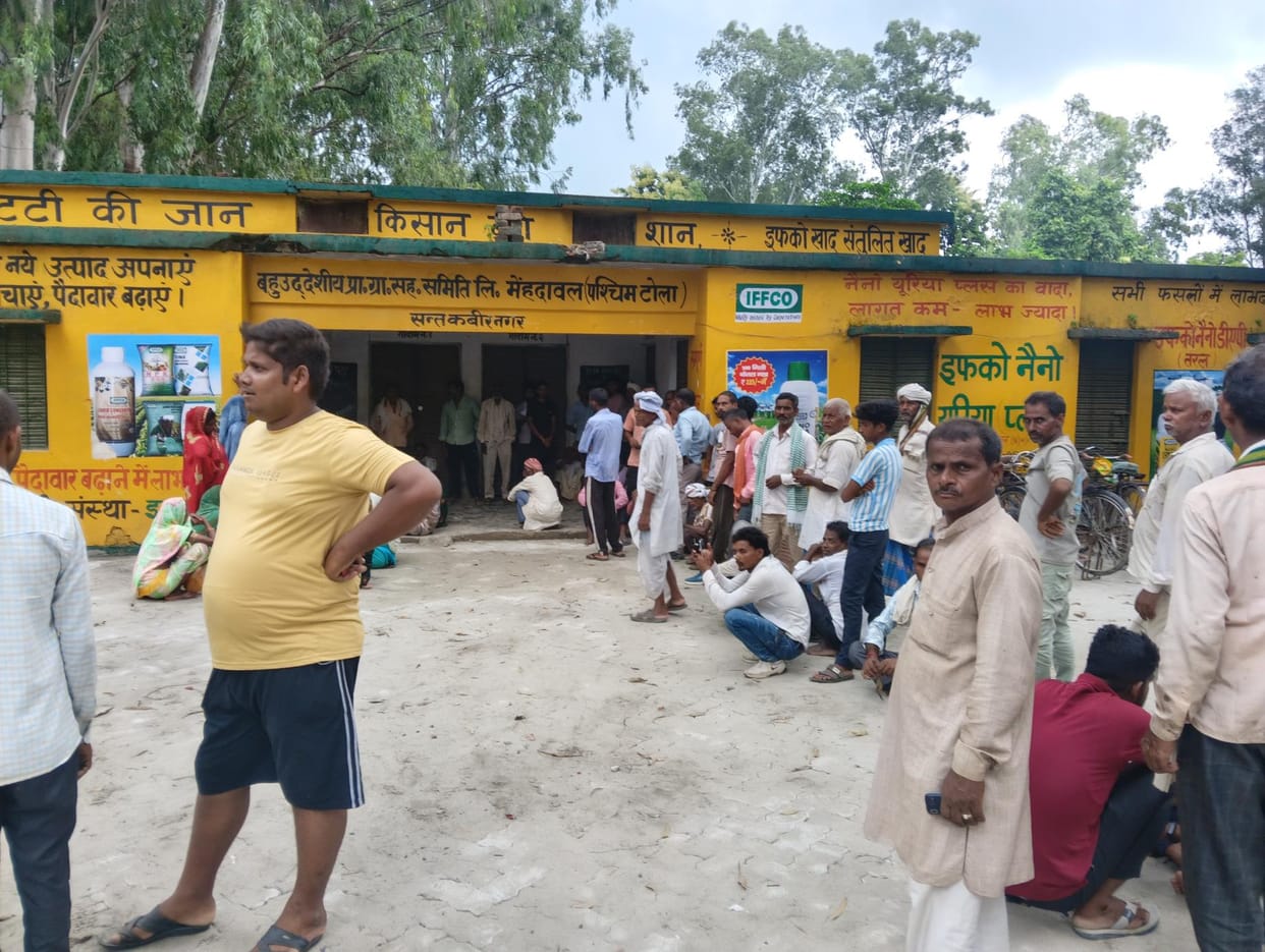 Ruckus over fertilizer, farmers queue up at committees