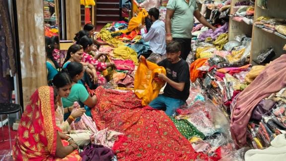 Teej fever in the market, saree business reaches Rs 1 crore