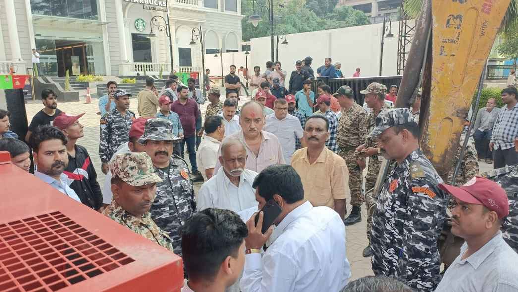 Amidst protests, the Municipal Corporation removed encroachment, 55 vehicles seized