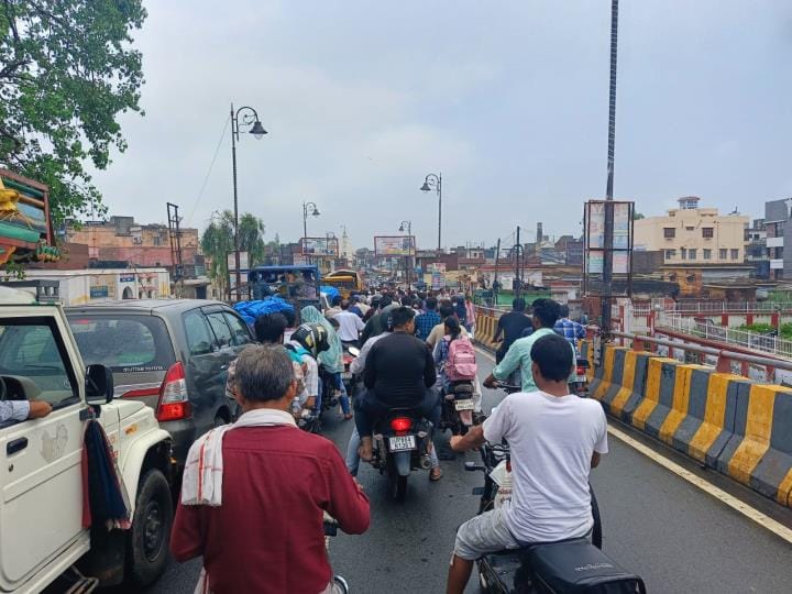 Vehicles get entangled on the overbridge, traffic jam occurs