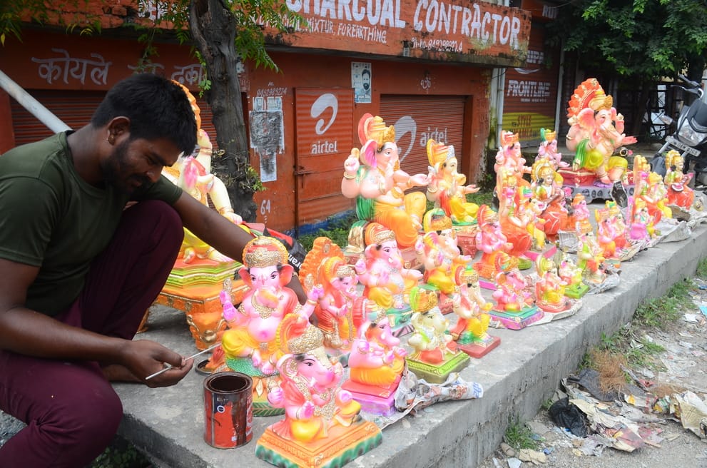Preparations for Shri Ganesh festival are in full swing, the art of sculptors is getting a new dimension
