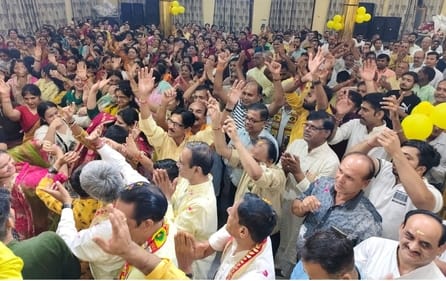 Devotees danced to the bhajans during Kanha's Chhathi festival