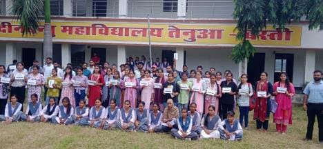 Tablets were distributed in Deenbandhu College