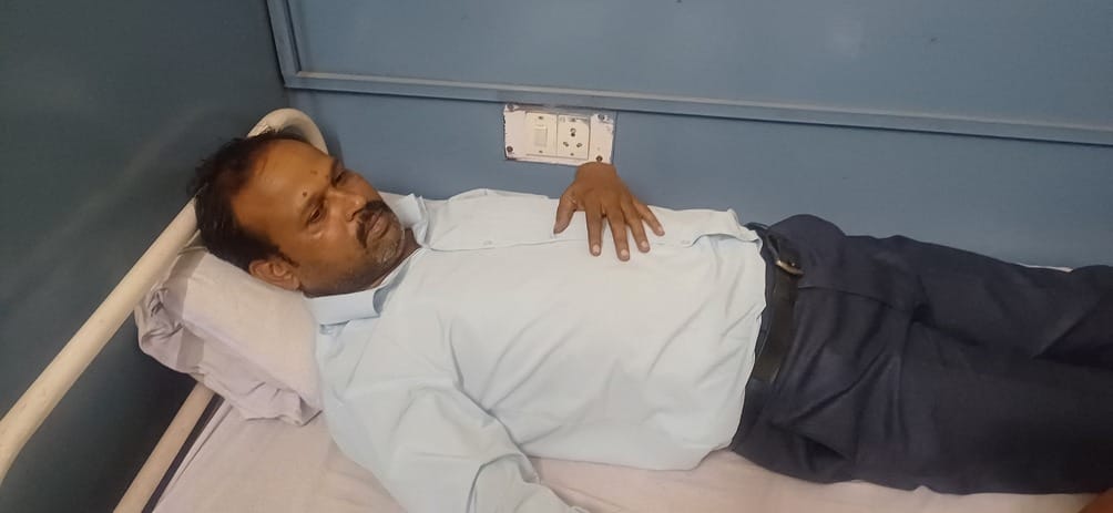 Employee's health deteriorated in Nagar Panchayat office, EO accused of threatening
