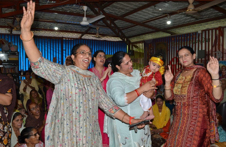 Kanhaiya's Chhath was celebrated with great pomp, Panchamrit bath was done