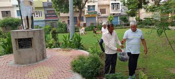 SEV started a cleanliness drive in Mahatma Gandhi Park