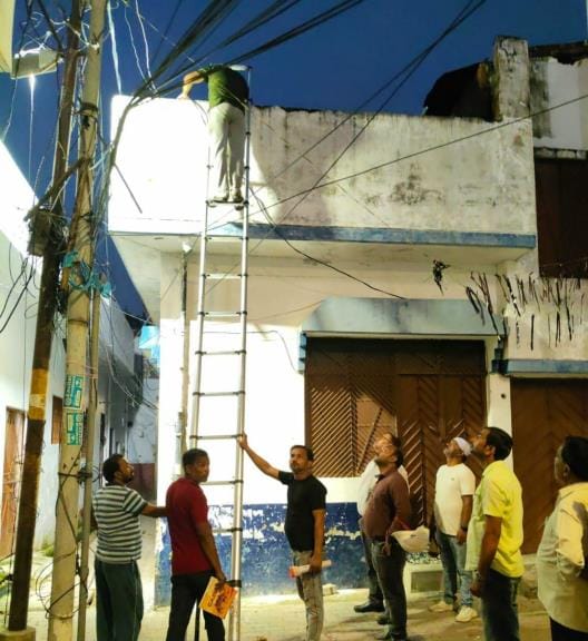 5 ACs and 10 fans were being run using stolen electricity