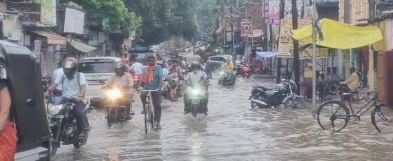 Record rain in 24 hours... Schools, Anganwadi and hospitals filled to the brim, yellow alert for three days