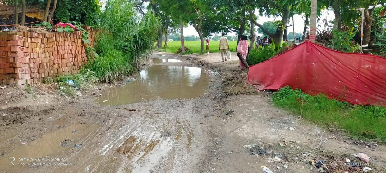 Chorha-Karmakhan-Dadwamali road is in bad condition, potholes are formed everywhere-