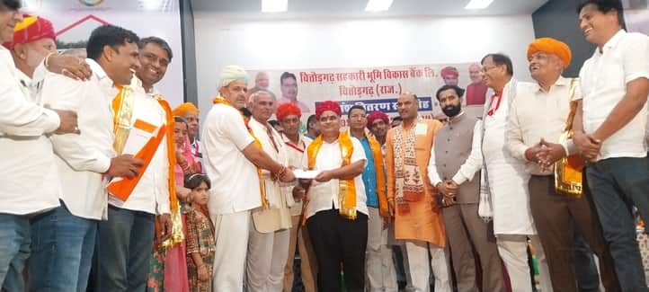 सहकारिता मंत्री गौतम दक ने वितरित किए चेक।