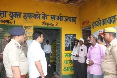 DM distributed fertilizer in Tiwarlalpur in his presence