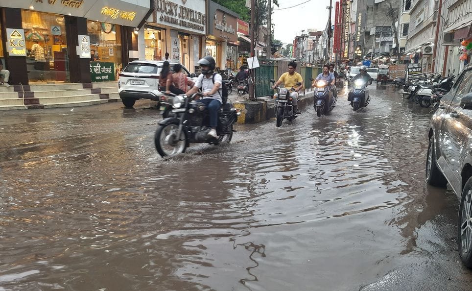 Heavy rain brought relief from heat, waterlogging increased problems