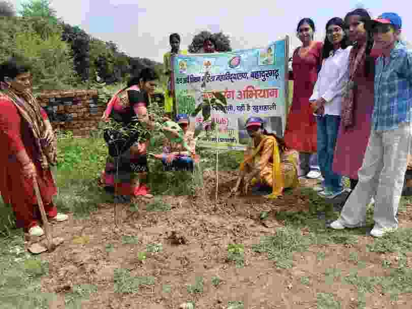 Volunteers planted saplings in Bamnauli under Taru Tarang Abhiyan